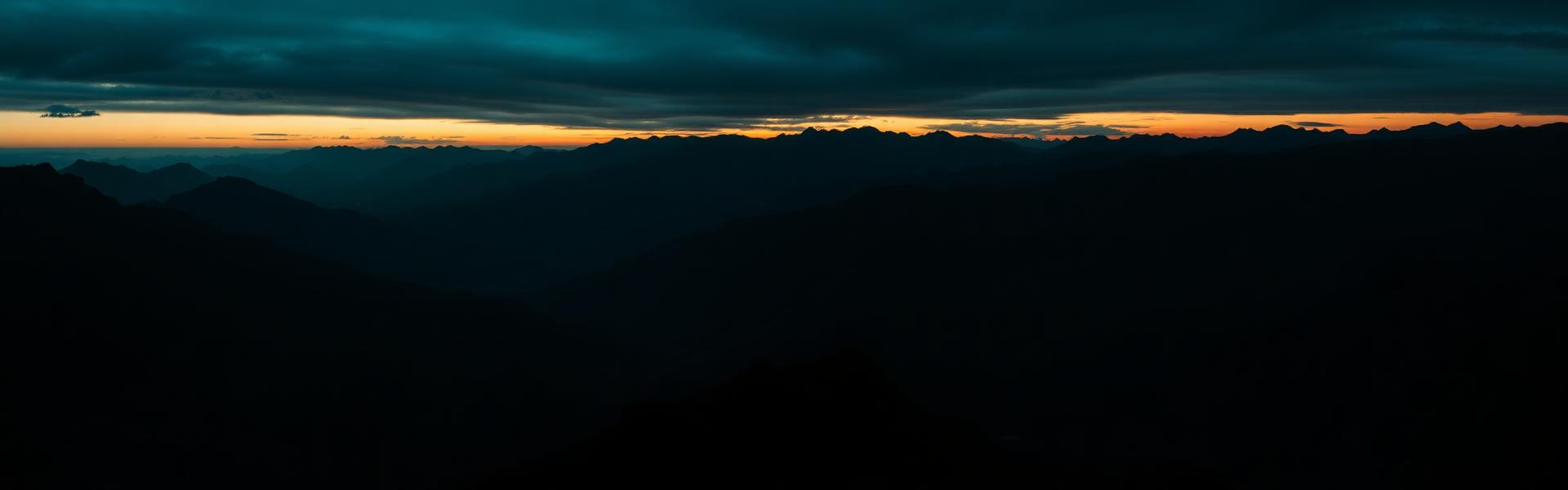 Traileuse en montagne au coucher du soleil